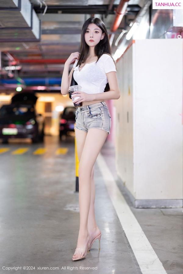   [XiuRen]高清写真图 2024.09.11 No.9141 初梦瑶 丝袜美腿第12张图片